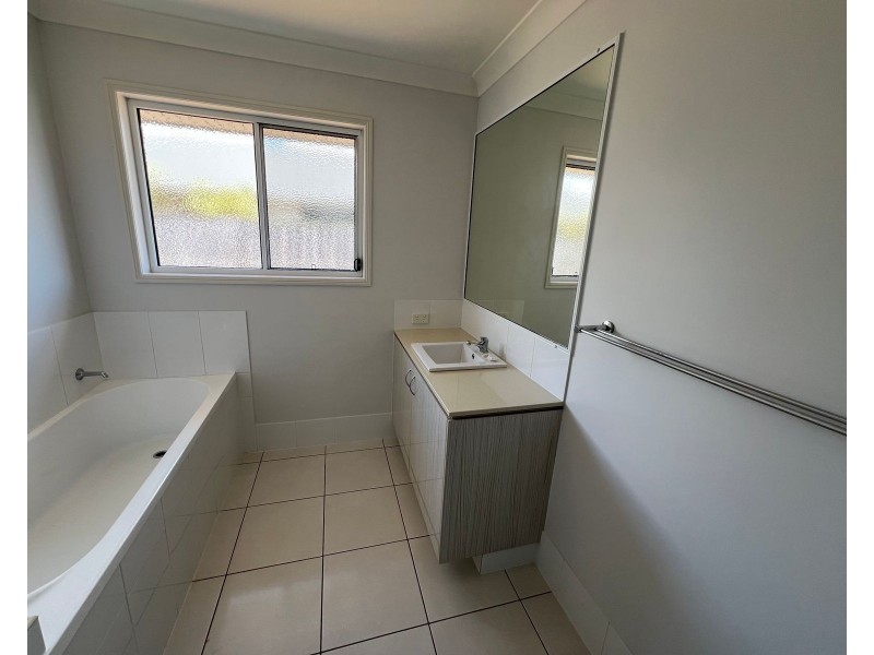 60 Commander Parade, Shoal Point QLD 4750