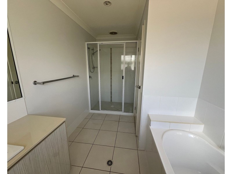 60 Commander Parade, Shoal Point QLD 4750