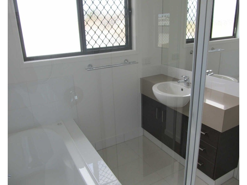 5 Morehead Drive, Rural View QLD 4740