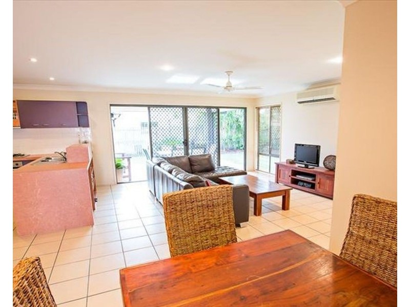 2/8 Windsor Street, Glenella QLD 4740