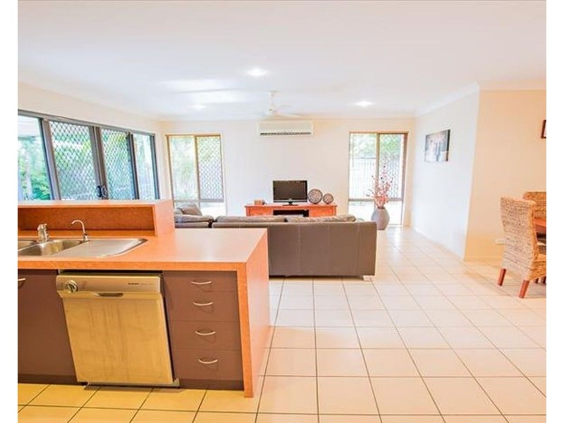 2/8 Windsor Street, Glenella QLD 4740