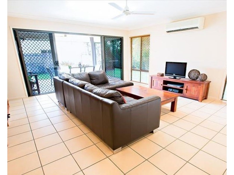 2/8 Windsor Street, Glenella QLD 4740