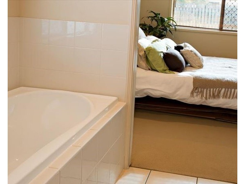 2/8 Windsor Street, Glenella QLD 4740