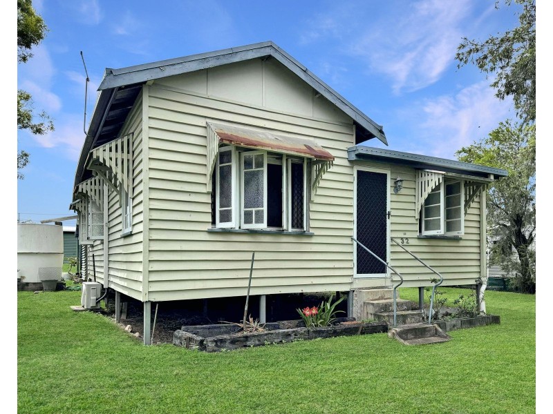 32 Beach Road, Sarina QLD 4737