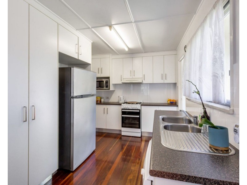 27 Pioneer Street, Glenella QLD 4740