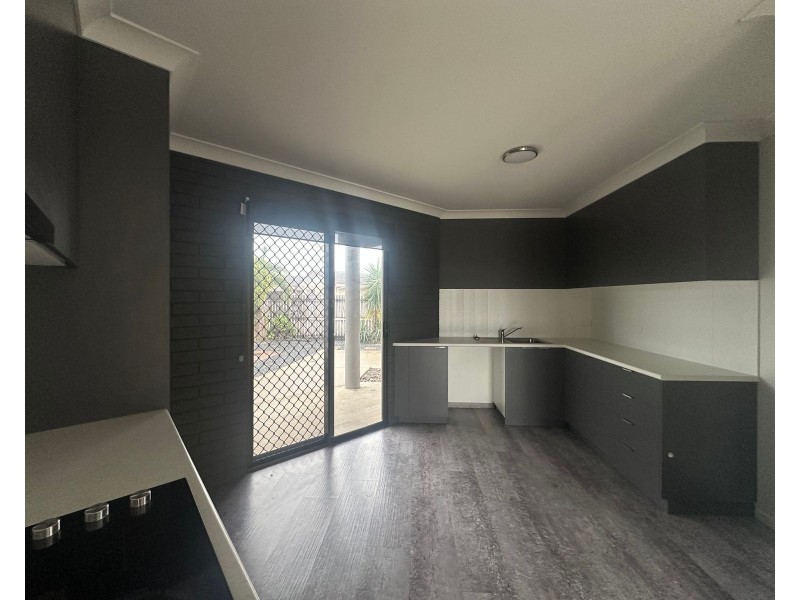 2/4 Peter Court, Andergrove QLD 4740