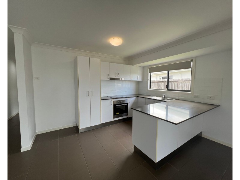 2/41 Primavera Boulevard, Beaconsfield QLD 4740