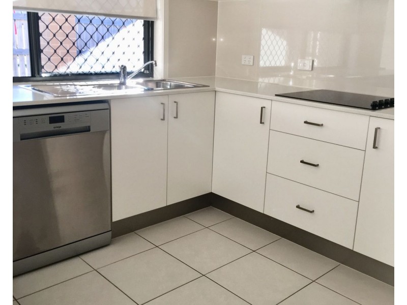 2/13 Moreton Drive, Rural View QLD 4740