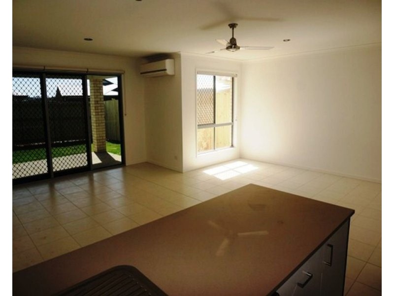 2/15 Moreton Drive, Rural View QLD 4740