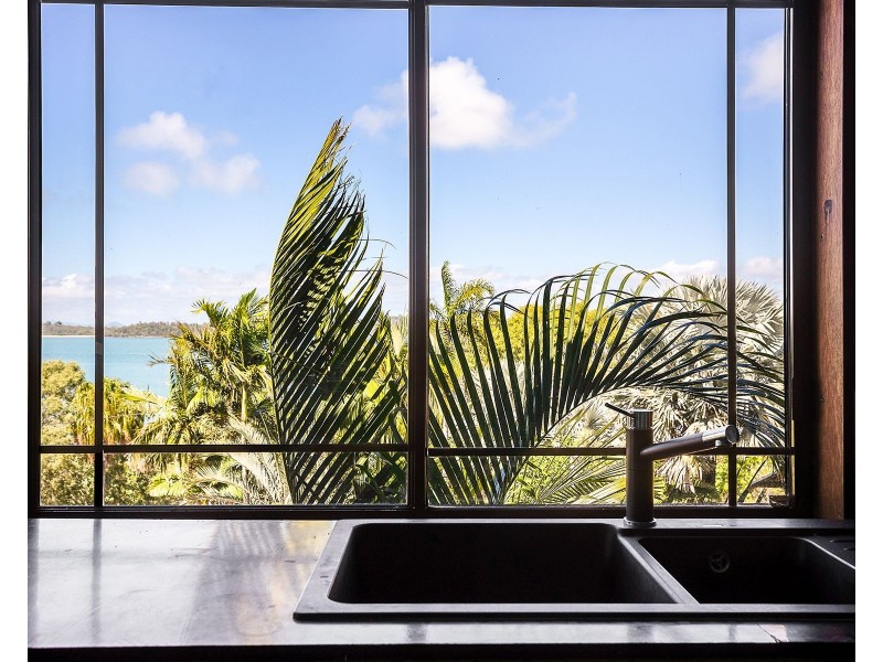 10 Ferries Terrace, Sarina Beach QLD 4737
