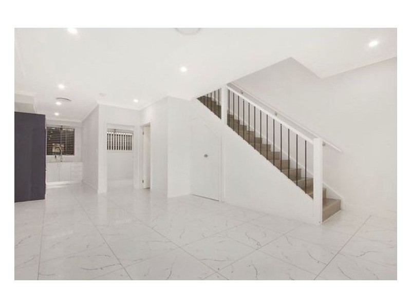 2/27 Carinya Road, Girraween NSW 2145