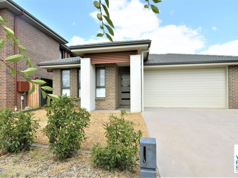 19 Lawrence Street, Oran Park NSW 2570