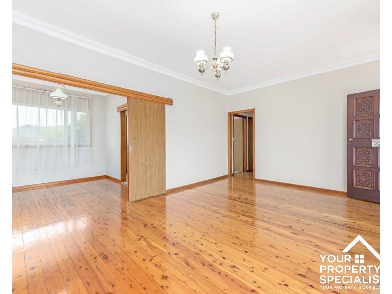 8 Tallawarra Rd, Leumeah NSW 2560