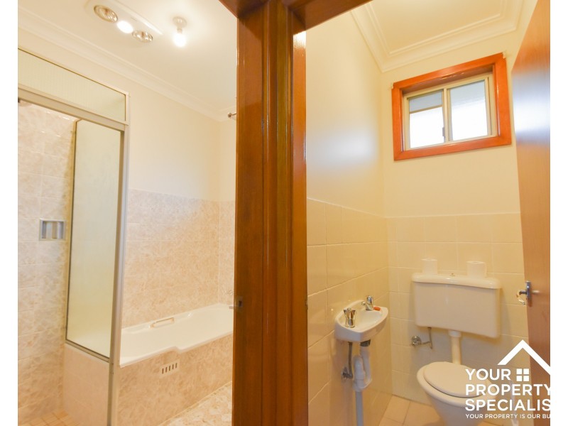 8 Tallawarra Rd, Leumeah NSW 2560