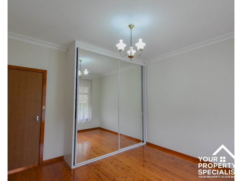 8 Tallawarra Rd, Leumeah NSW 2560