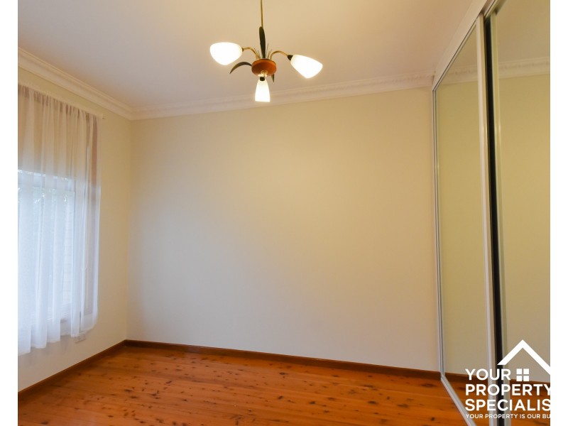 8 Tallawarra Rd, Leumeah NSW 2560