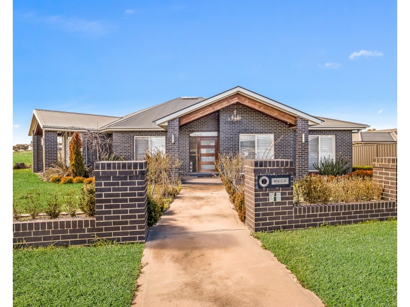 32 Moonstone Drive, Orange NSW 2800