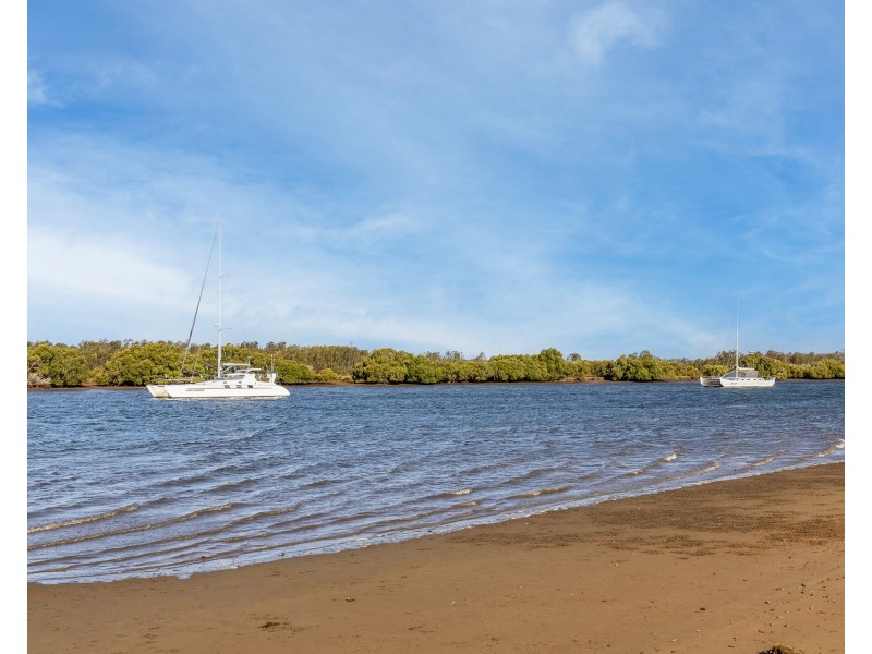 98 Oquinn Street, Nudgee Beach QLD 4014