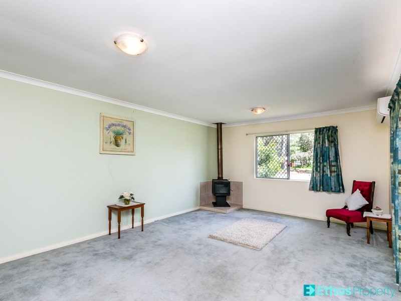 18 Sutherland Cl N, Guildford WA 6055