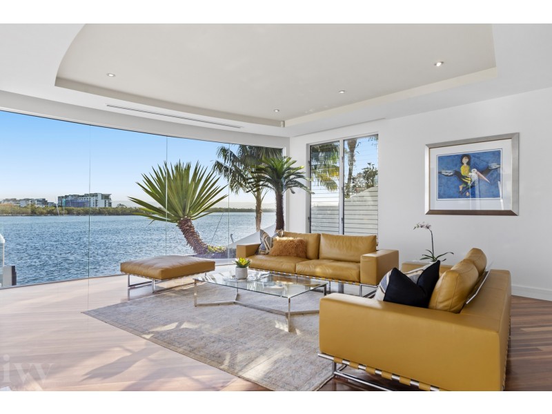 30 Hampton Court, Sovereign Islands QLD 4216