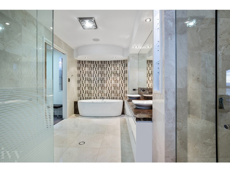 30 Hampton Court, Sovereign Islands QLD 4216