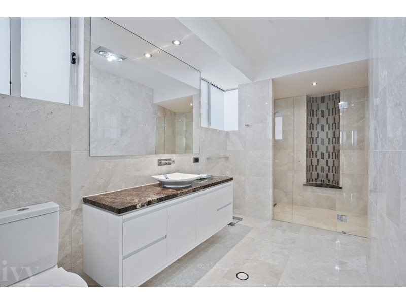 30 Hampton Court, Sovereign Islands QLD 4216