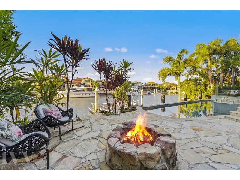 9 Queen Guineveres Place, Sovereign Islands QLD 4216