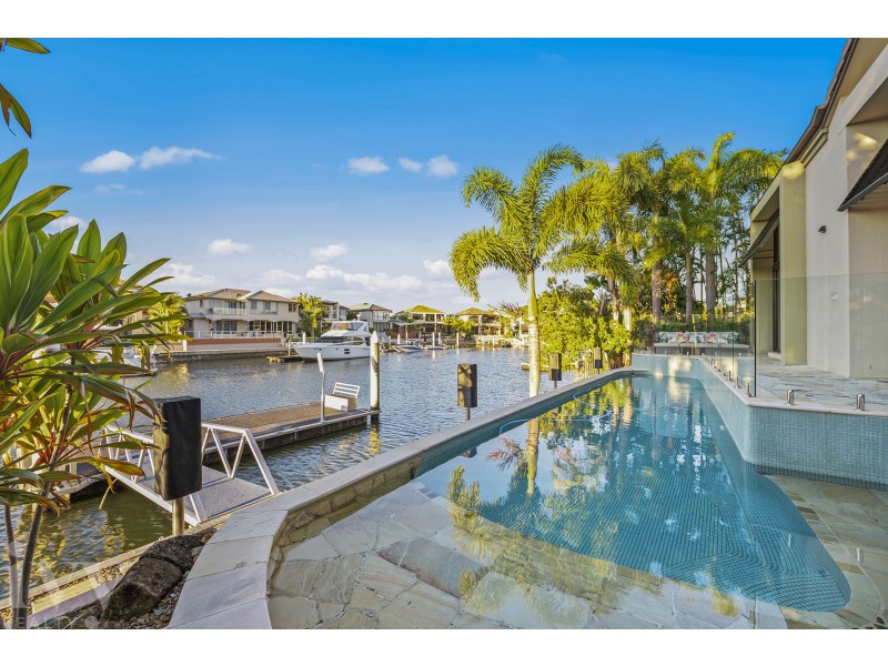 9 Queen Guineveres Place, Sovereign Islands QLD 4216