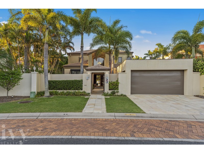 9 Queen Guineveres Place, Sovereign Islands QLD 4216