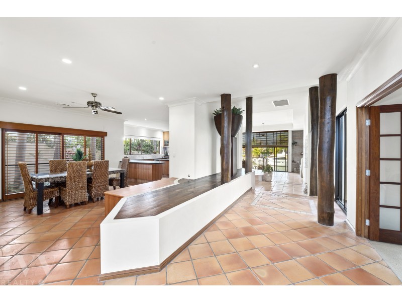 9 Queen Guineveres Place, Sovereign Islands QLD 4216