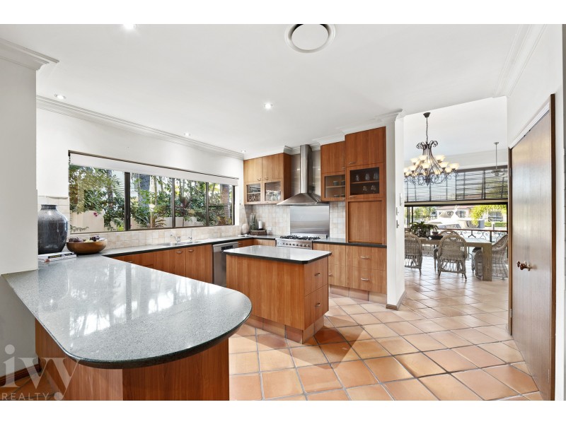 9 Queen Guineveres Place, Sovereign Islands QLD 4216