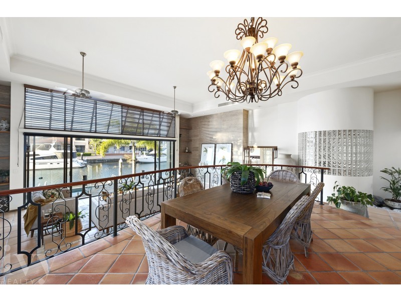 9 Queen Guineveres Place, Sovereign Islands QLD 4216