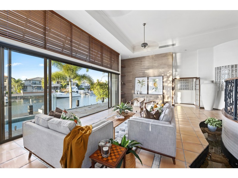 9 Queen Guineveres Place, Sovereign Islands QLD 4216