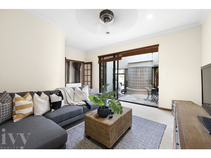 9 Queen Guineveres Place, Sovereign Islands QLD 4216