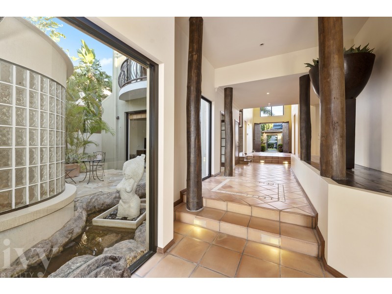 9 Queen Guineveres Place, Sovereign Islands QLD 4216