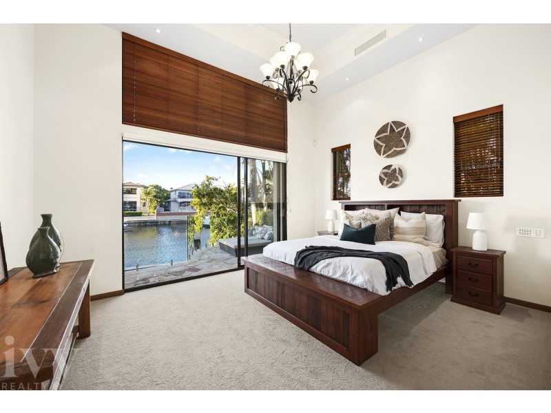 9 Queen Guineveres Place, Sovereign Islands QLD 4216