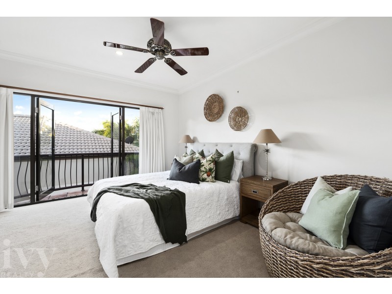 9 Queen Guineveres Place, Sovereign Islands QLD 4216