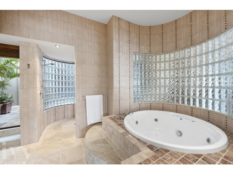 9 Queen Guineveres Place, Sovereign Islands QLD 4216