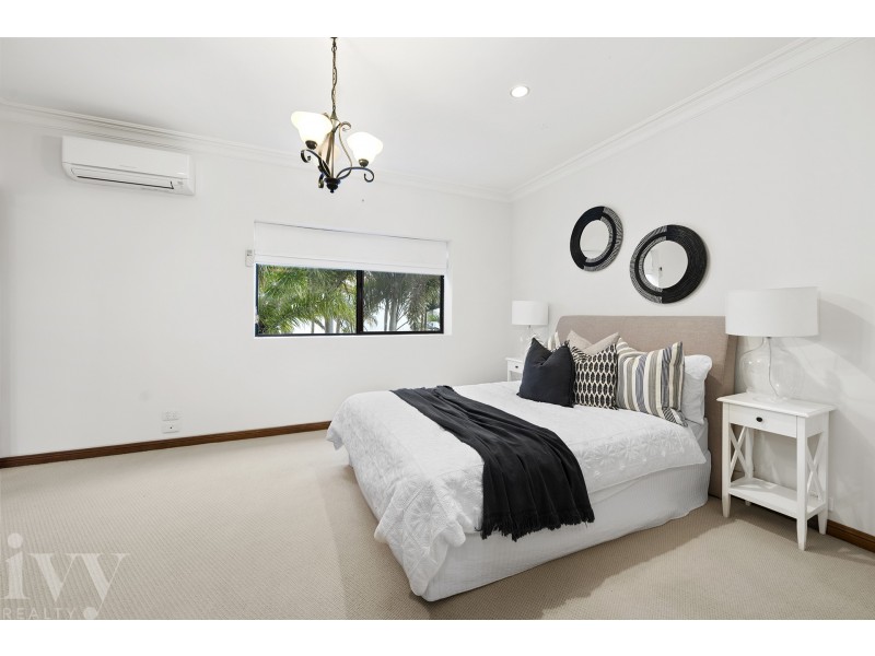 9 Queen Guineveres Place, Sovereign Islands QLD 4216