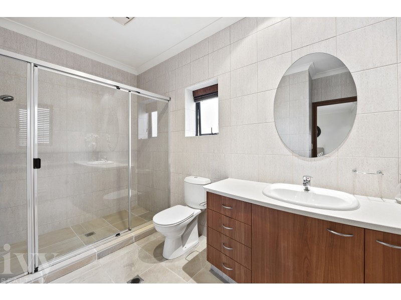 9 Queen Guineveres Place, Sovereign Islands QLD 4216