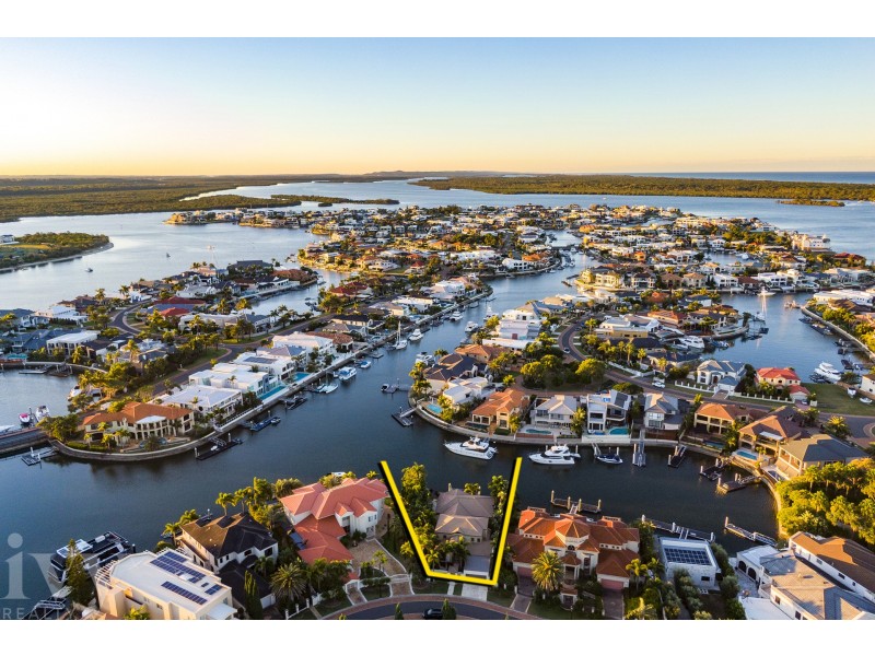 9 Queen Guineveres Place, Sovereign Islands QLD 4216