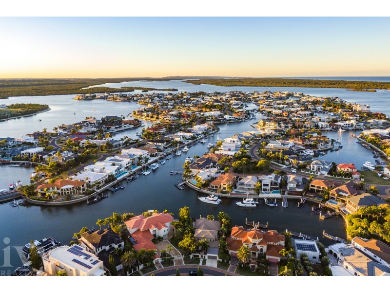 9 Queen Guineveres Place, Sovereign Islands QLD 4216