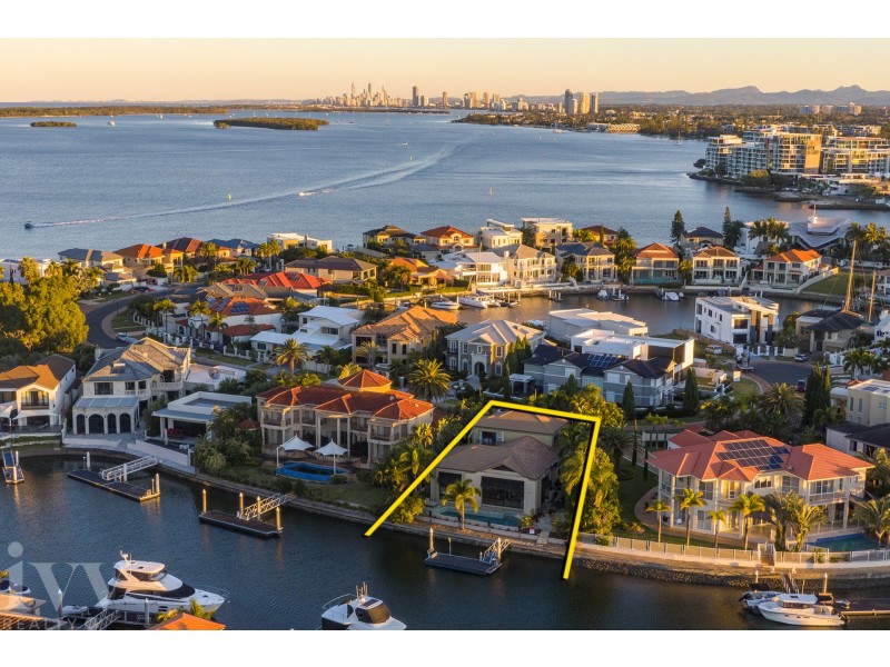 9 Queen Guineveres Place, Sovereign Islands QLD 4216