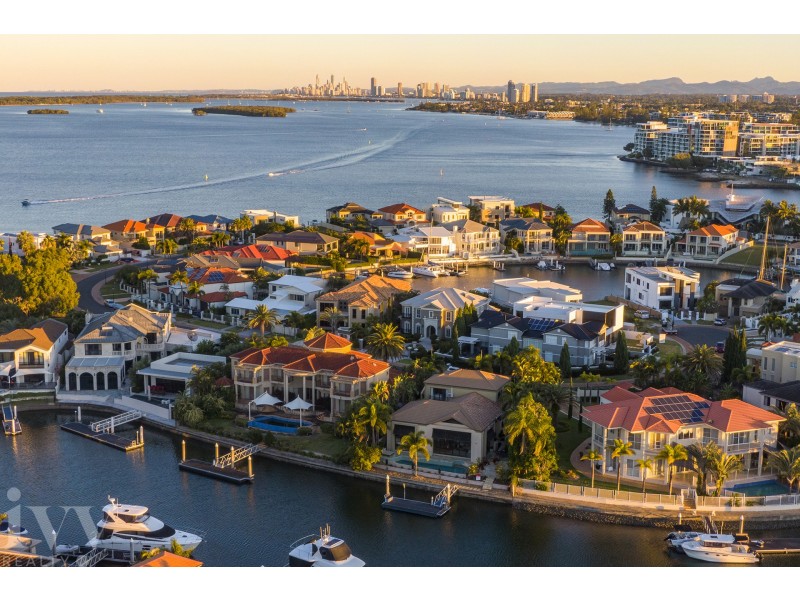 9 Queen Guineveres Place, Sovereign Islands QLD 4216