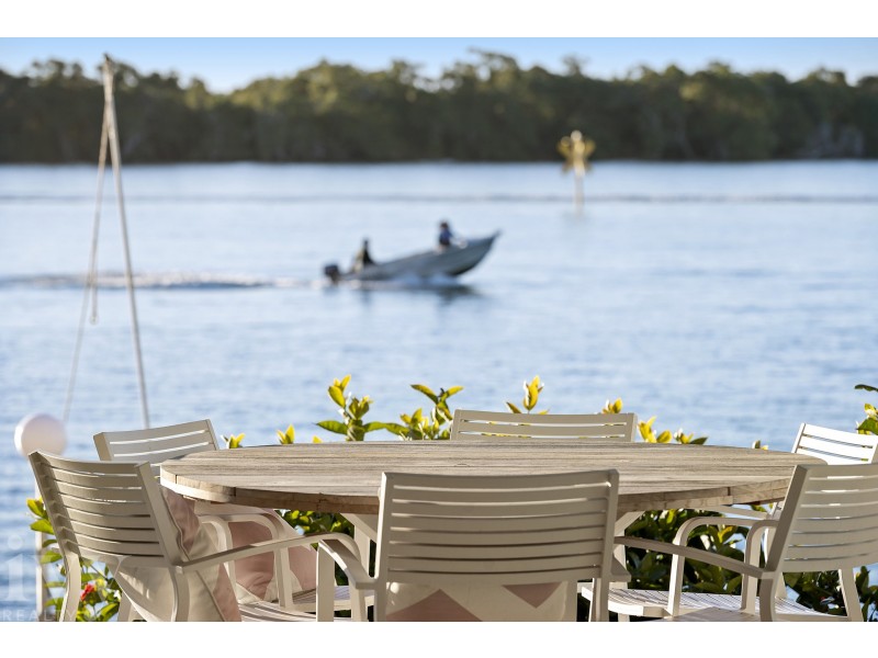 31 Knightsbridge Parade West, Sovereign Islands QLD 4216