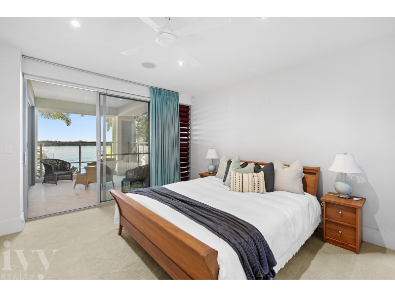 31 Knightsbridge Parade West, Sovereign Islands QLD 4216