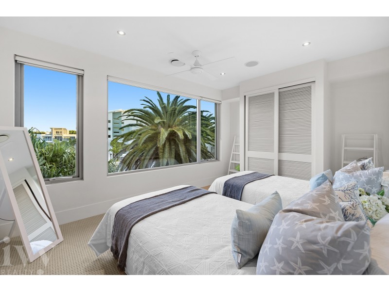 31 Knightsbridge Parade West, Sovereign Islands QLD 4216