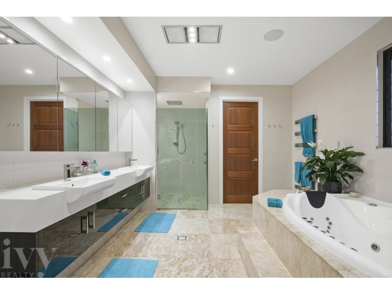 88 Royal Albert Crescent, Sovereign Islands QLD 4216