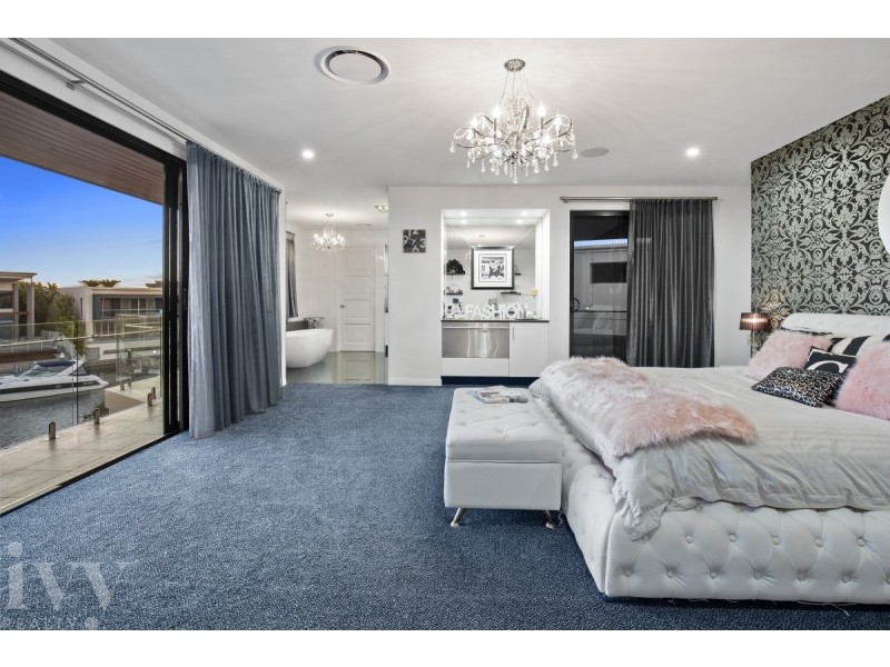 88 Royal Albert Crescent, Sovereign Islands QLD 4216