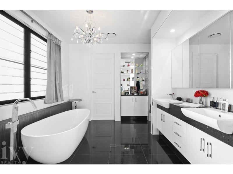 88 Royal Albert Crescent, Sovereign Islands QLD 4216